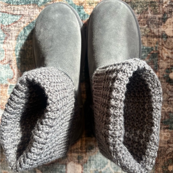 Brand new!! Beautiful gray color UGG. Women size 8. - Picture 7 of 7
